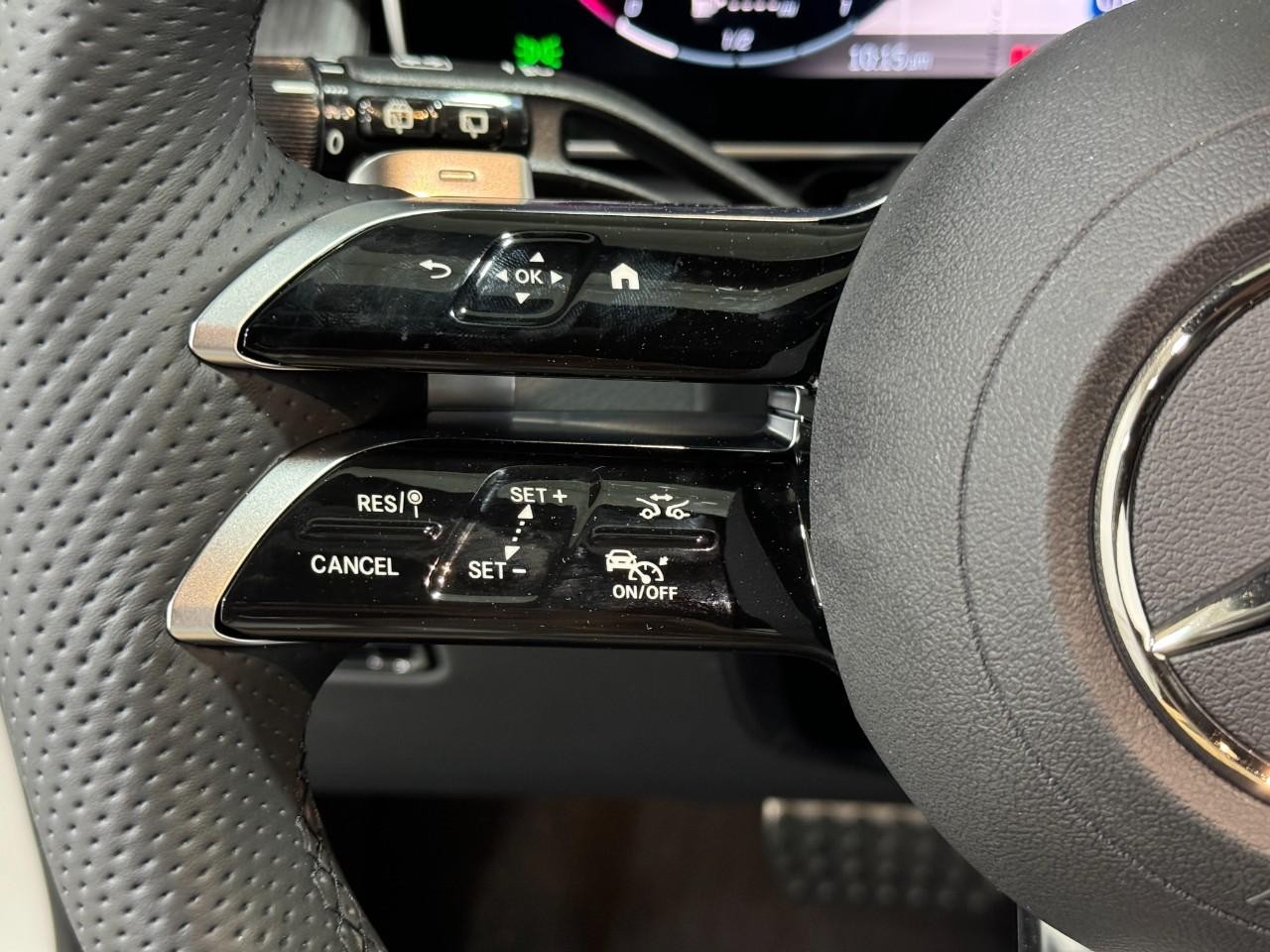 Mercedes-Benz GLC Vehicle Full-screen Gallery Image 31