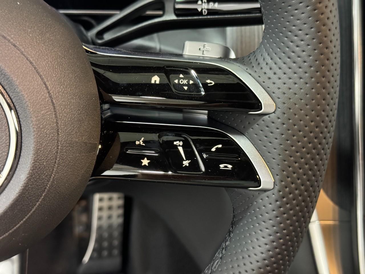 Mercedes-Benz GLC Vehicle Full-screen Gallery Image 32