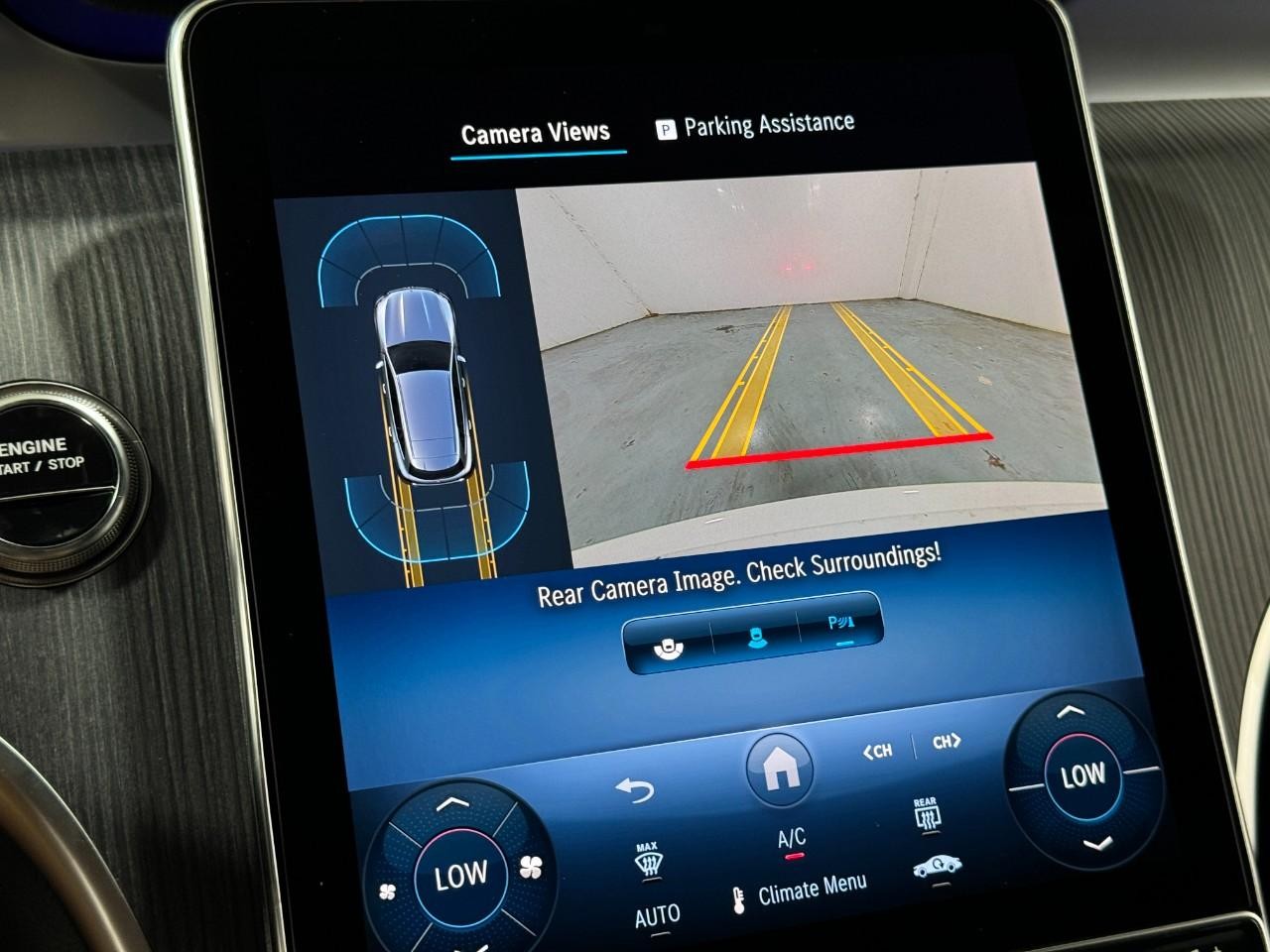 Mercedes-Benz GLC Vehicle Full-screen Gallery Image 35