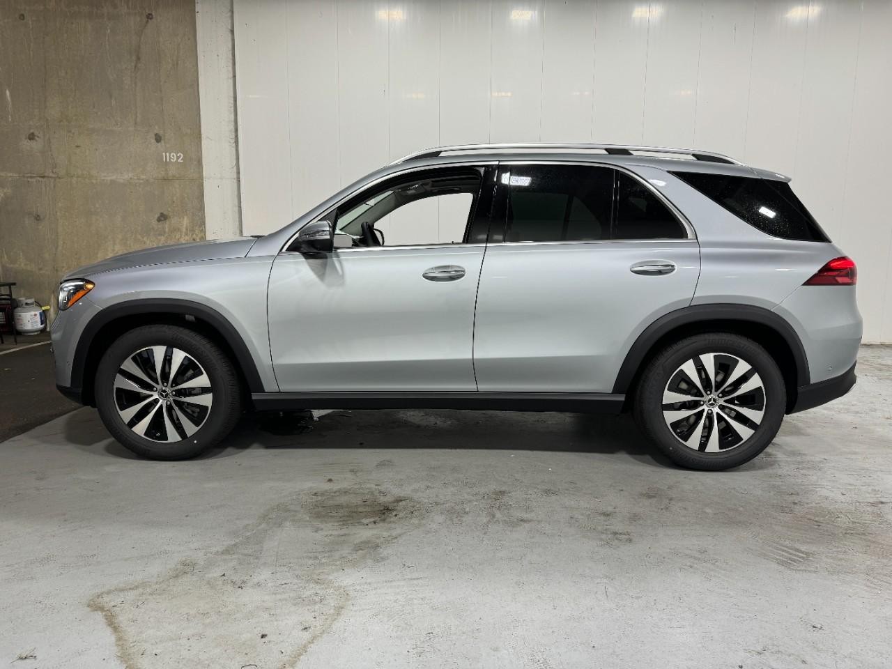 Mercedes-Benz GLE Vehicle Full-screen Gallery Image 2