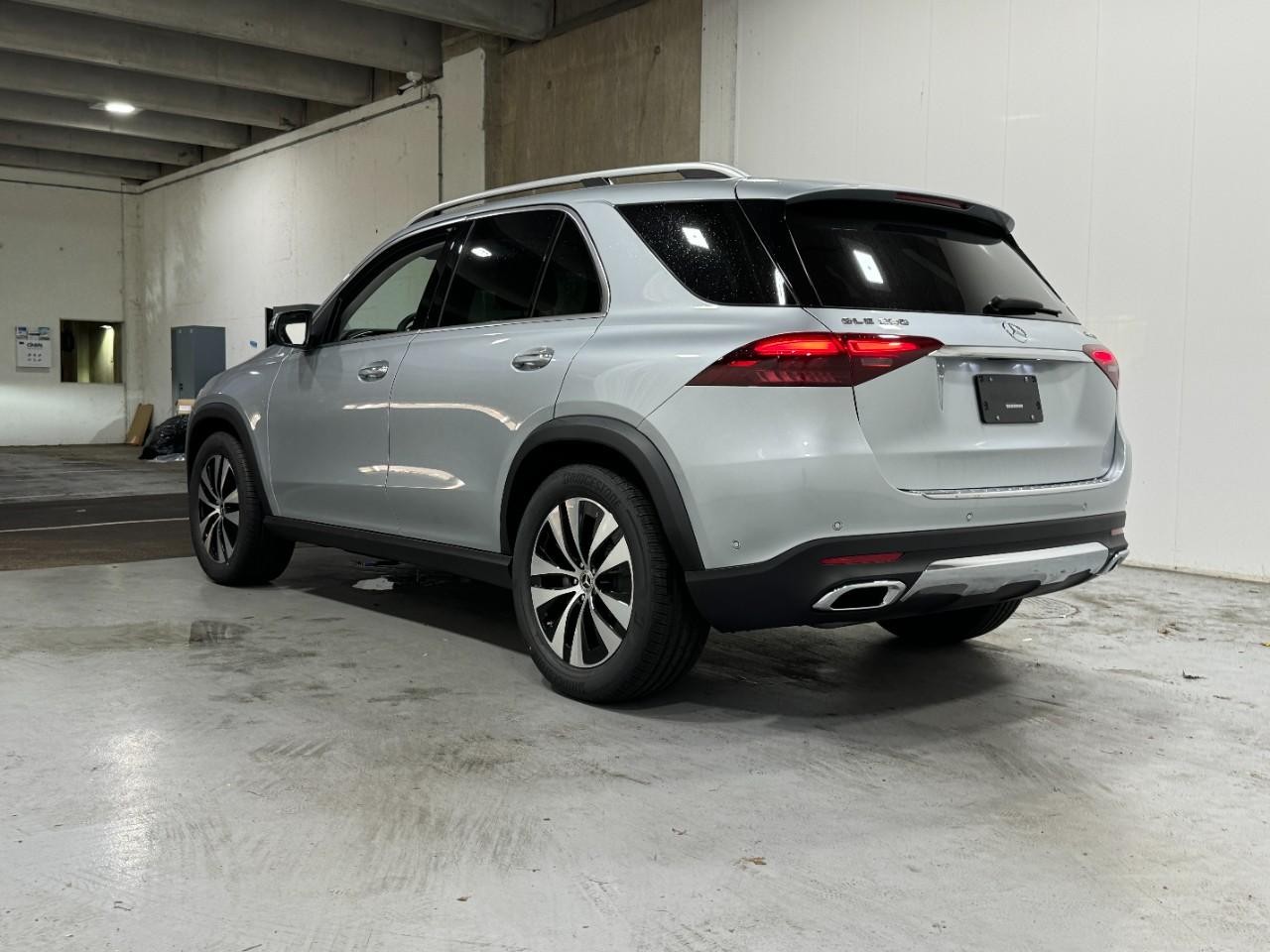 Mercedes-Benz GLE Vehicle Full-screen Gallery Image 3