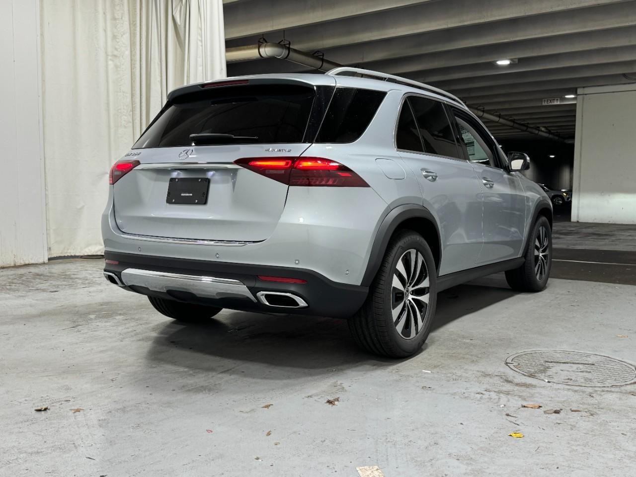 Mercedes-Benz GLE Vehicle Full-screen Gallery Image 4