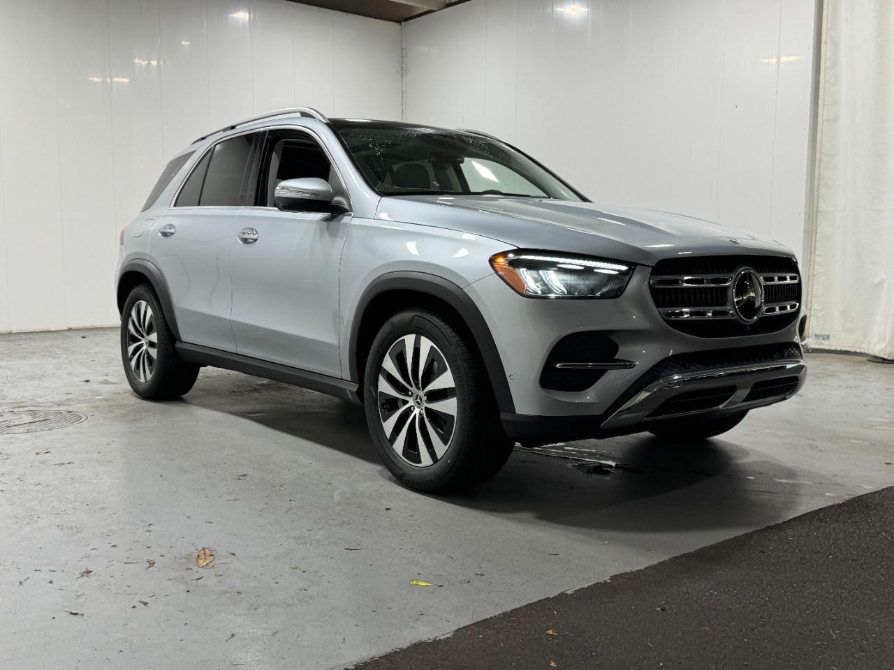 Mercedes-Benz GLE Vehicle Full-screen Gallery Image 6