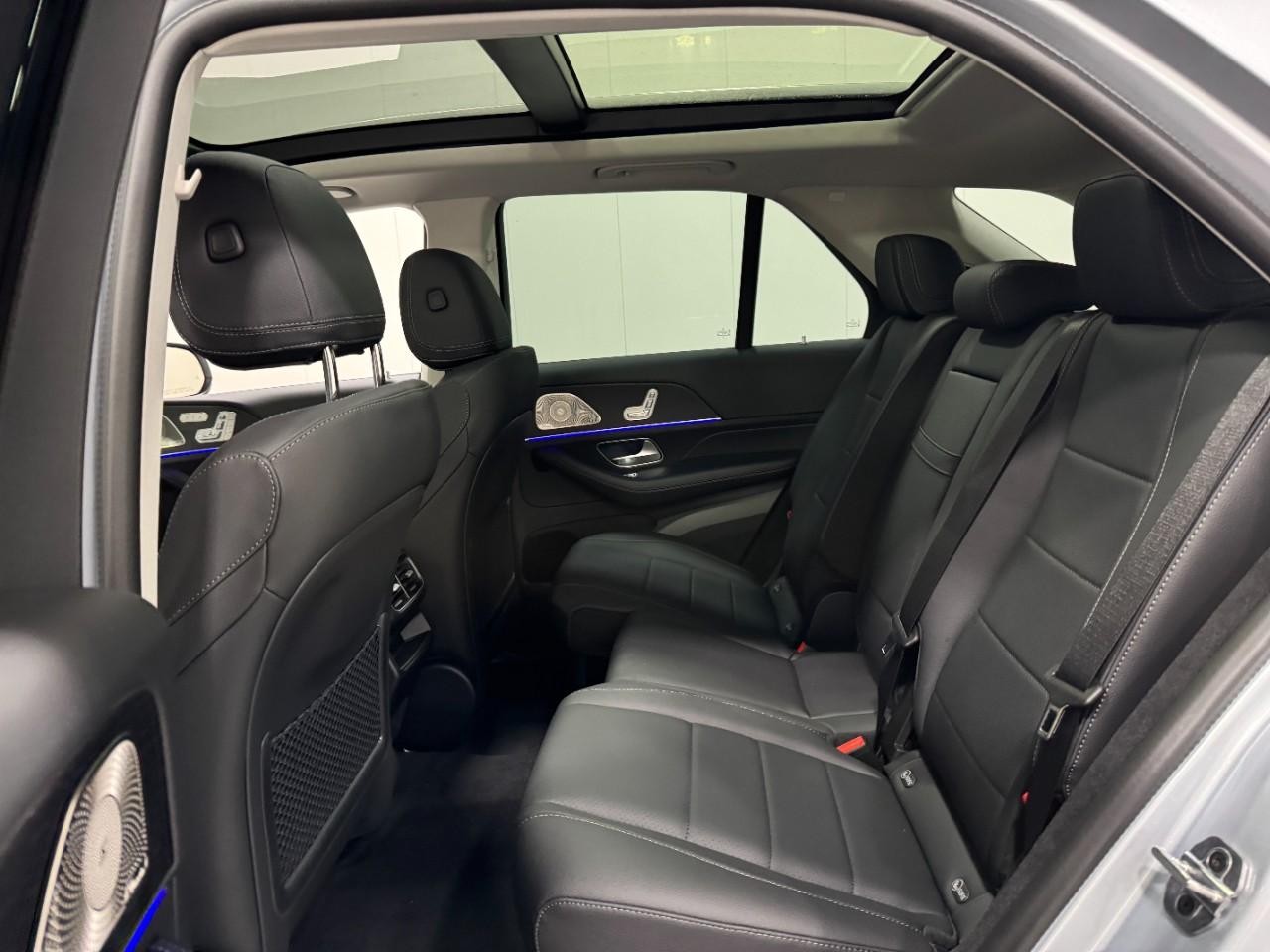 Mercedes-Benz GLE Vehicle Full-screen Gallery Image 8