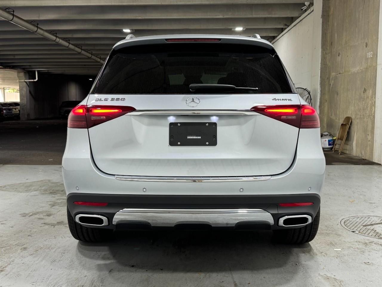 Mercedes-Benz GLE Vehicle Full-screen Gallery Image 9