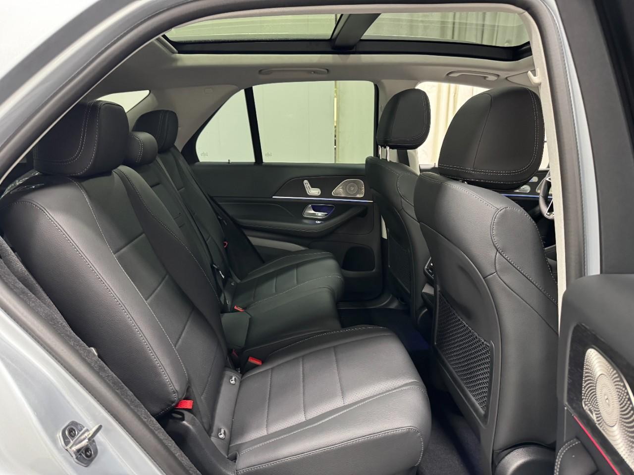 Mercedes-Benz GLE Vehicle Full-screen Gallery Image 10