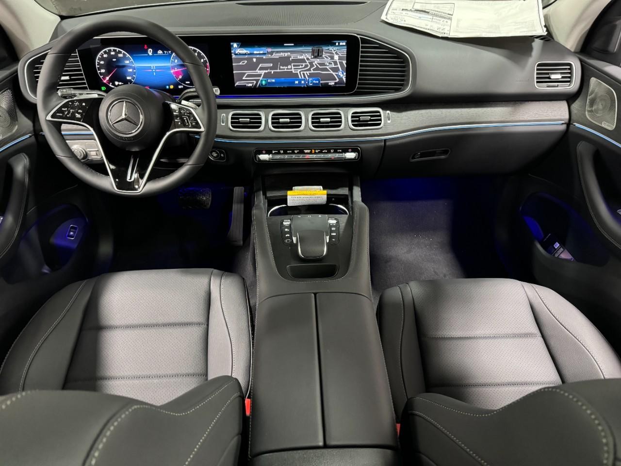 Mercedes-Benz GLE Vehicle Full-screen Gallery Image 12