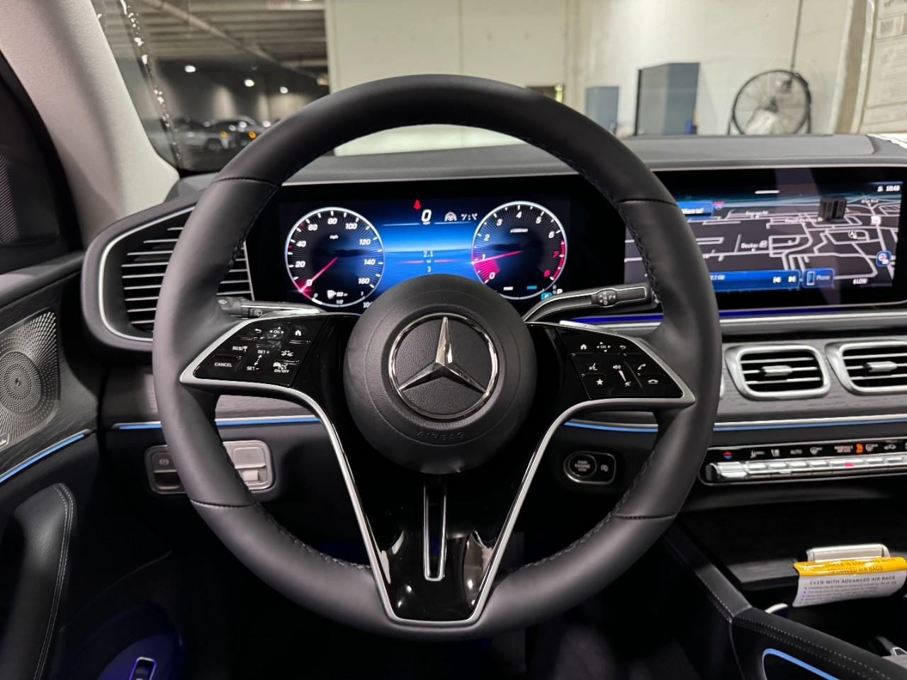 Mercedes-Benz GLE Vehicle Full-screen Gallery Image 13