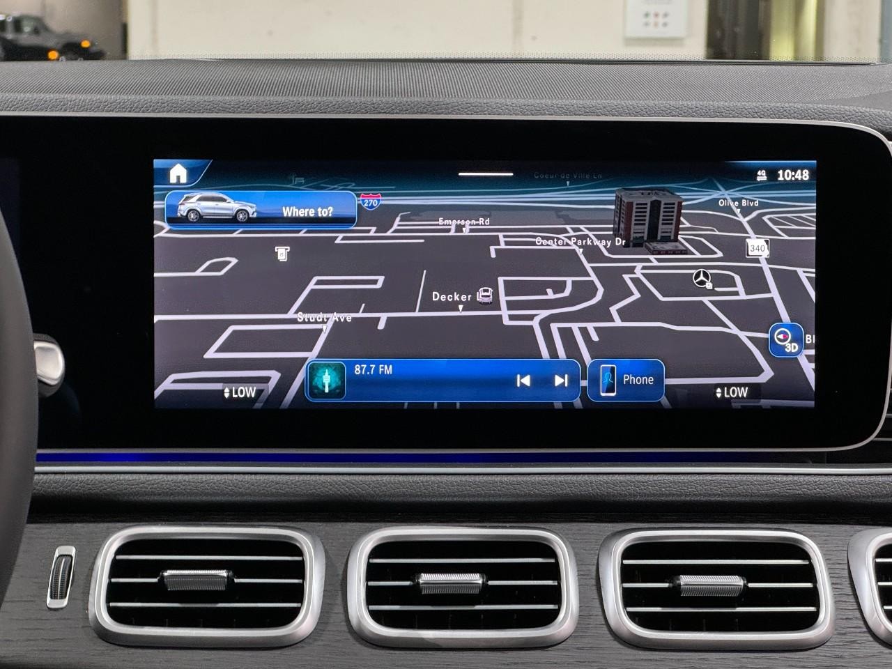 Mercedes-Benz GLE Vehicle Full-screen Gallery Image 14