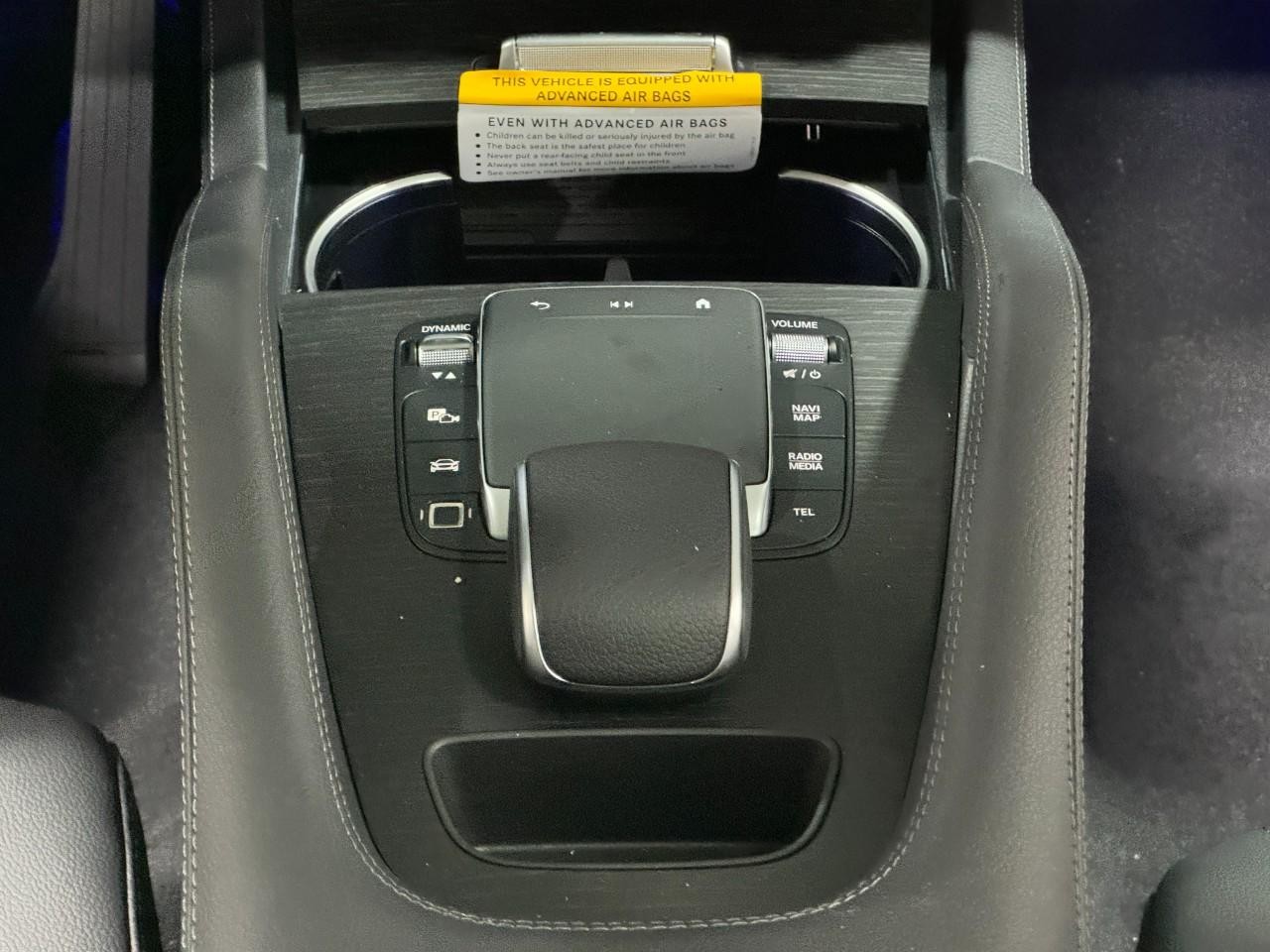 Mercedes-Benz GLE Vehicle Full-screen Gallery Image 16