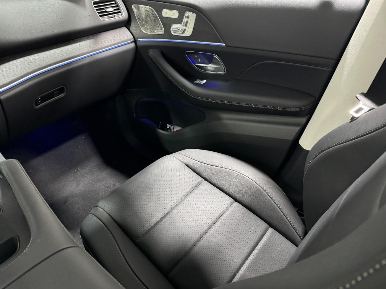 Mercedes-Benz GLE Vehicle Full-screen Gallery Image 17