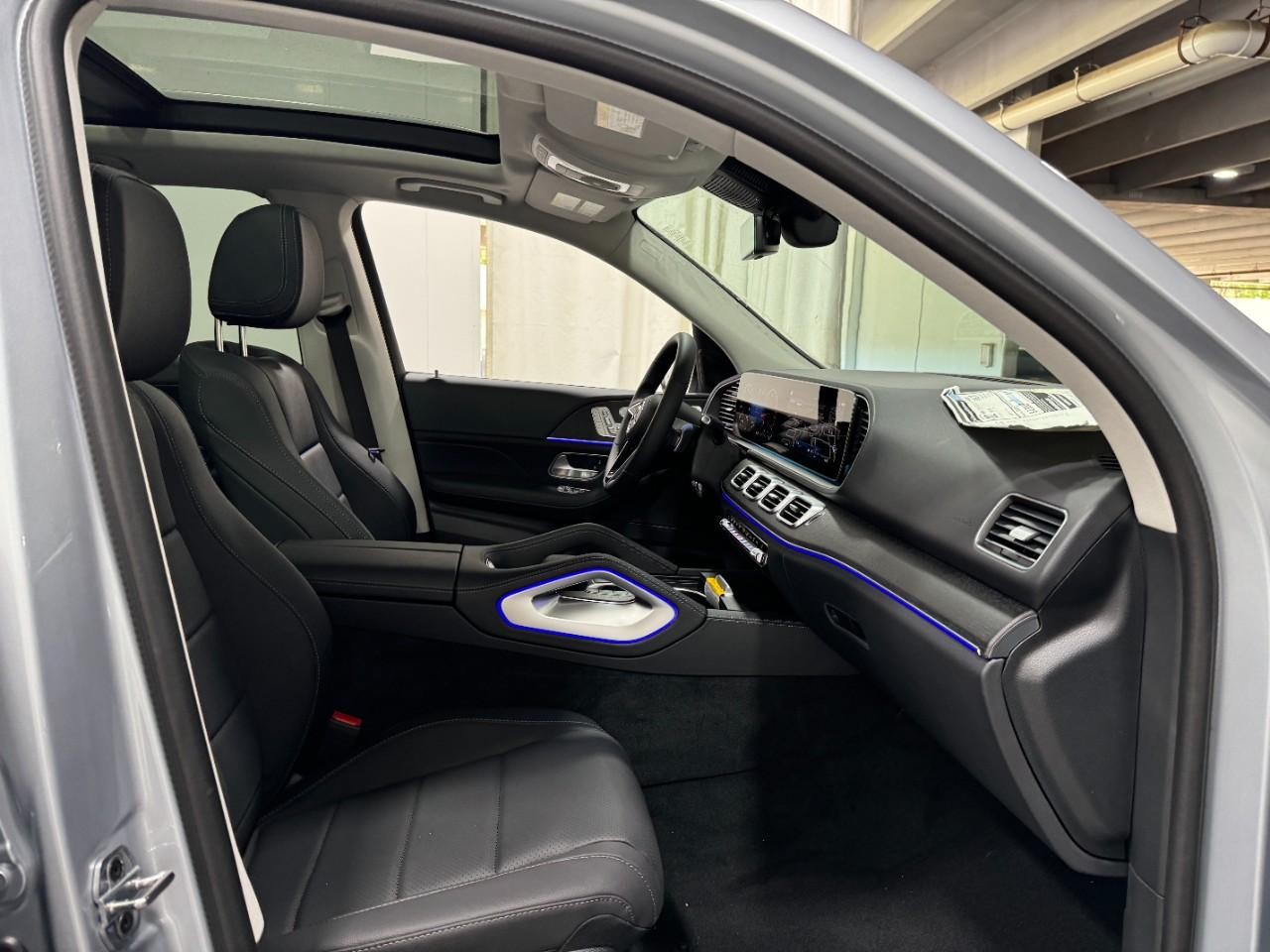 Mercedes-Benz GLE Vehicle Full-screen Gallery Image 18