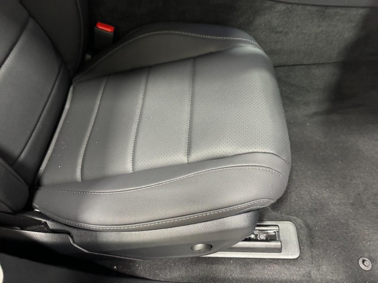 Mercedes-Benz GLE Vehicle Full-screen Gallery Image 19