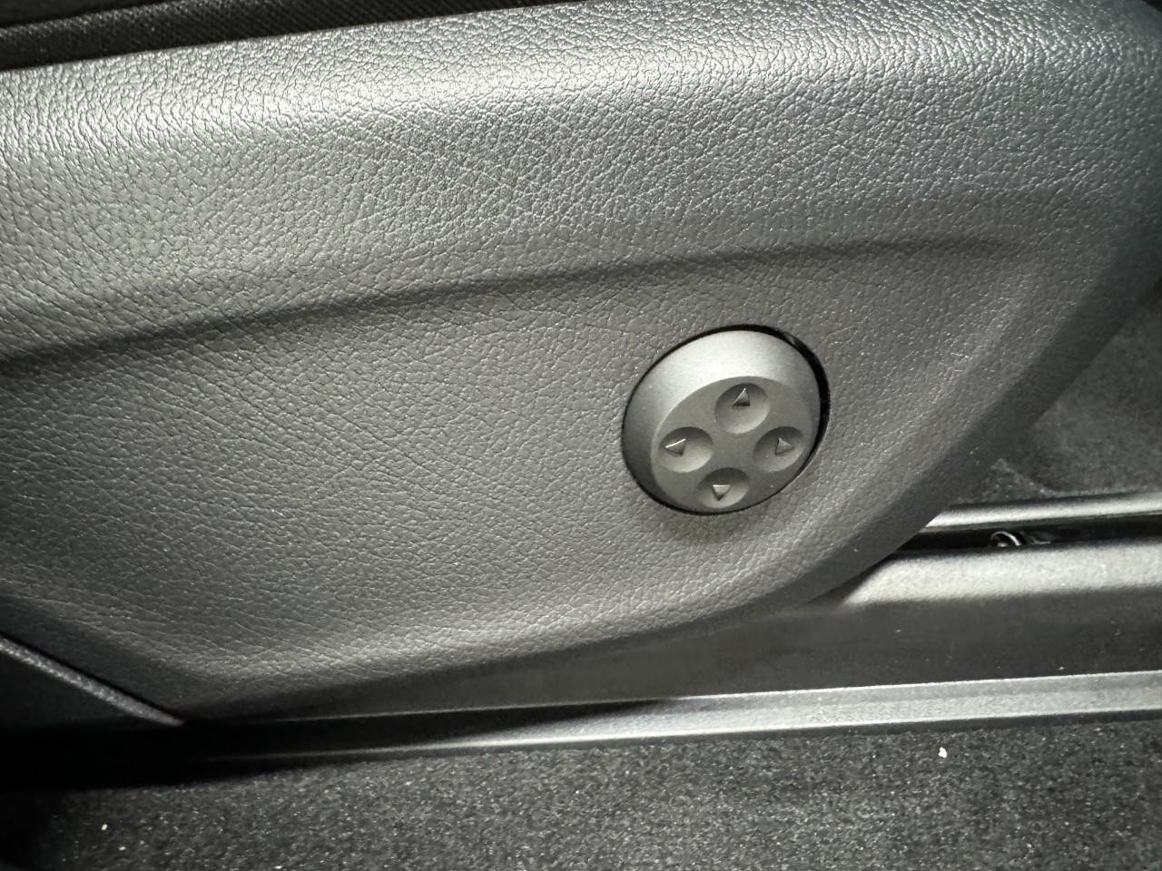 Mercedes-Benz GLE Vehicle Full-screen Gallery Image 20