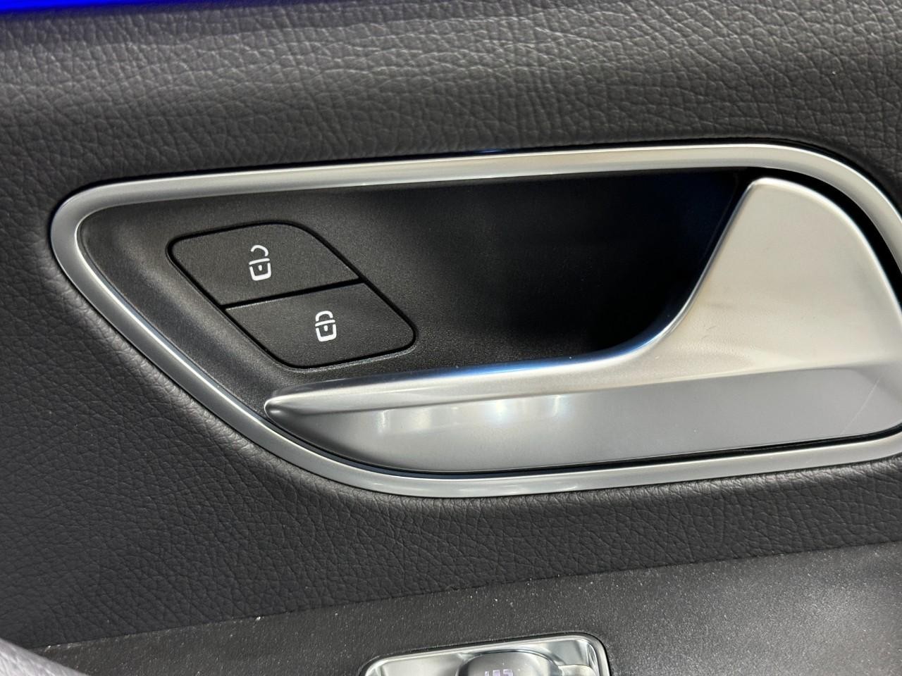 Mercedes-Benz GLE Vehicle Full-screen Gallery Image 22