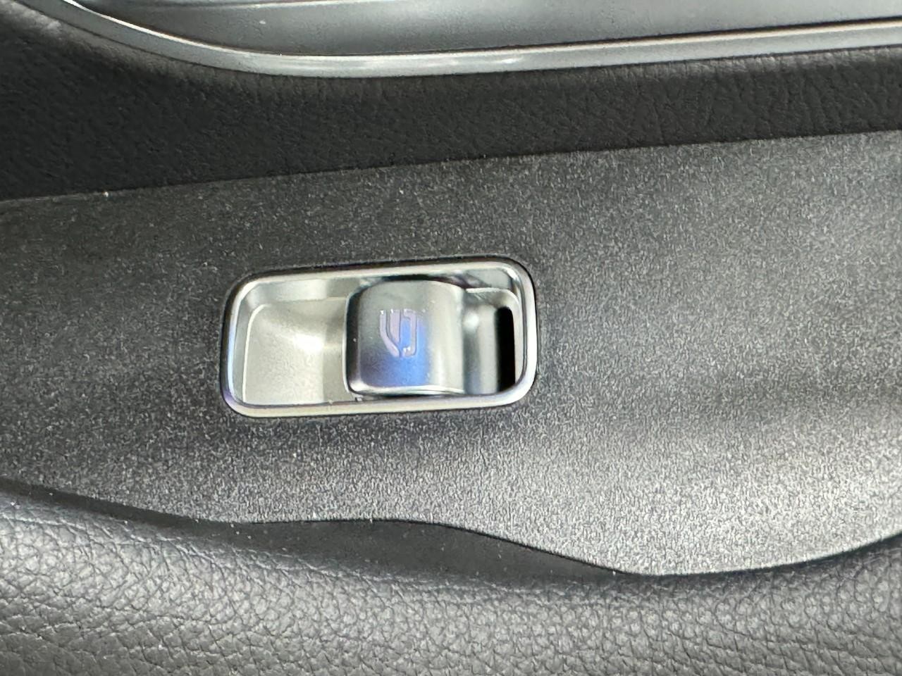 Mercedes-Benz GLE Vehicle Full-screen Gallery Image 23