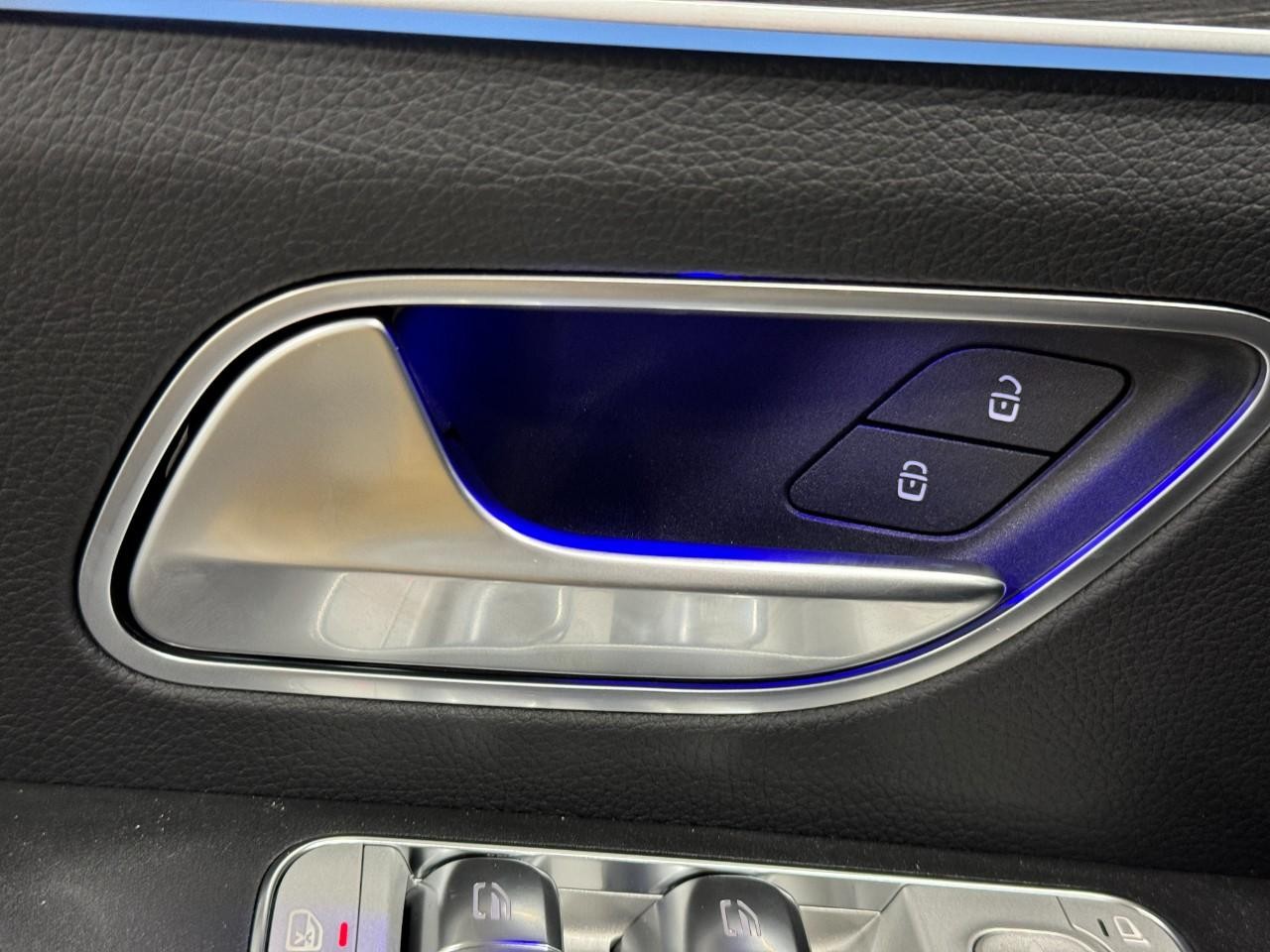 Mercedes-Benz GLE Vehicle Full-screen Gallery Image 26