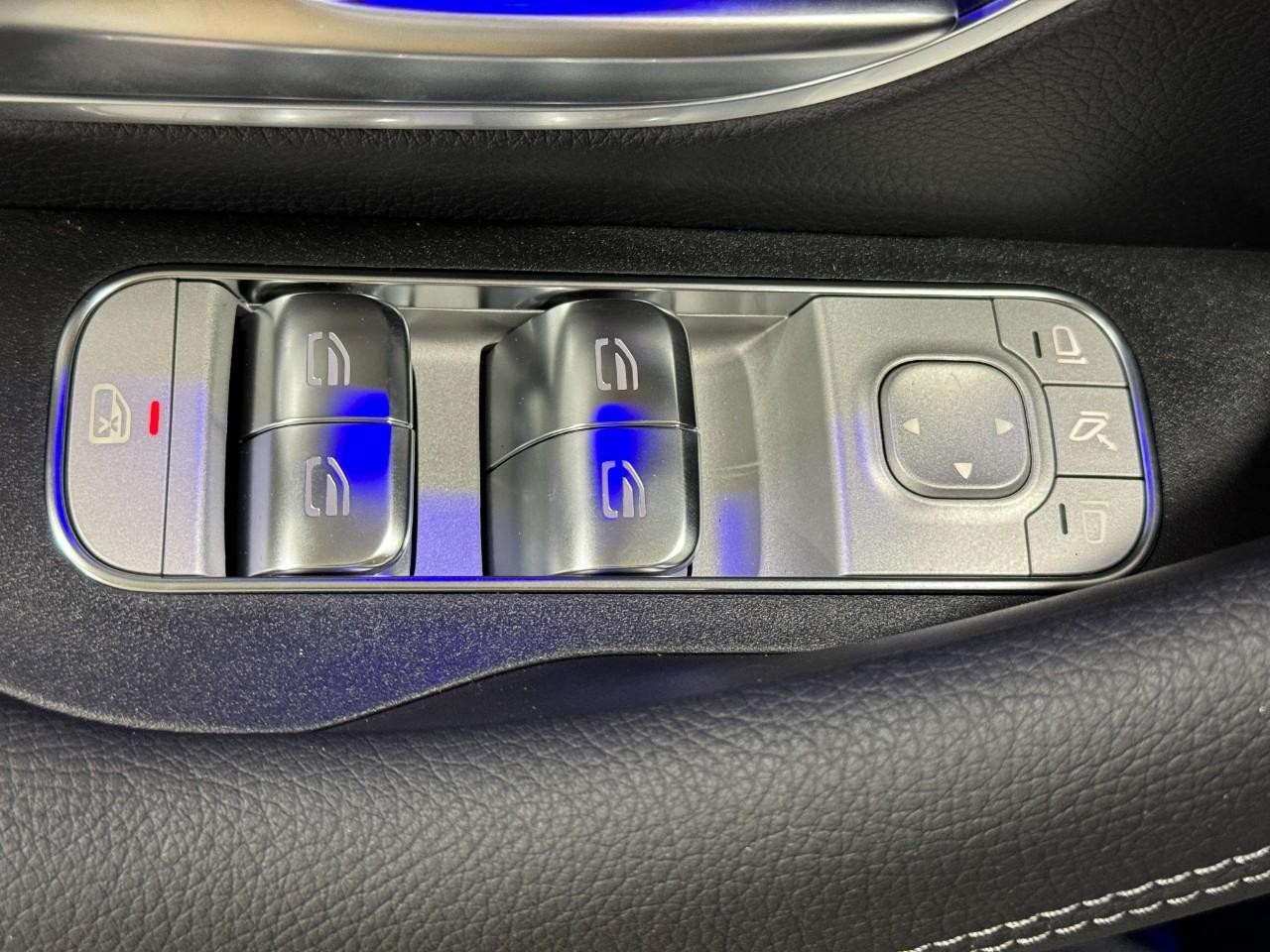 Mercedes-Benz GLE Vehicle Full-screen Gallery Image 27