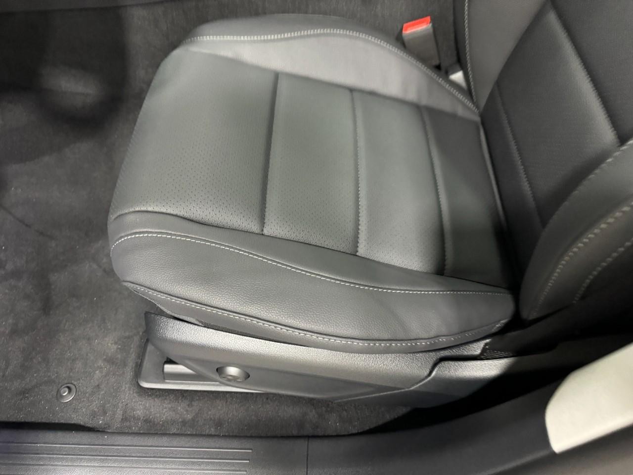 Mercedes-Benz GLE Vehicle Full-screen Gallery Image 30