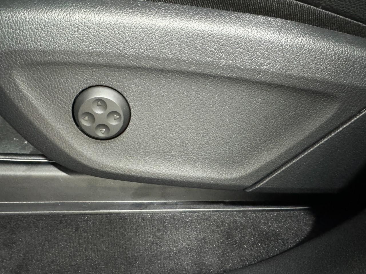 Mercedes-Benz GLE Vehicle Full-screen Gallery Image 31