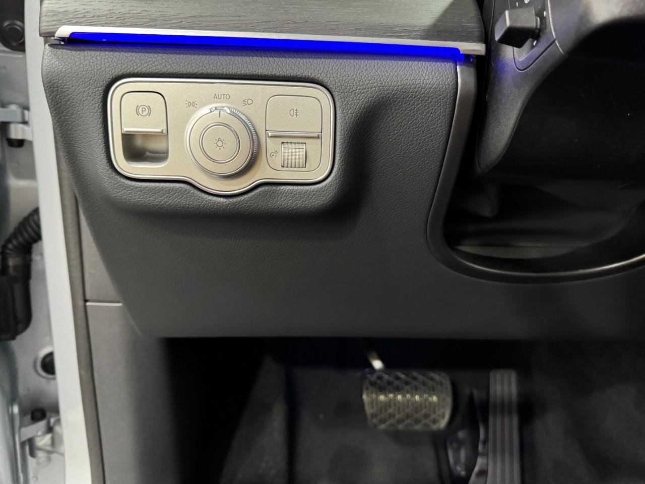 Mercedes-Benz GLE Vehicle Full-screen Gallery Image 32