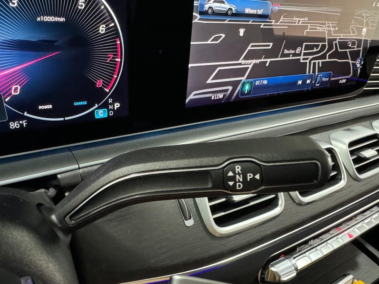 Mercedes-Benz GLE Vehicle Full-screen Gallery Image 36