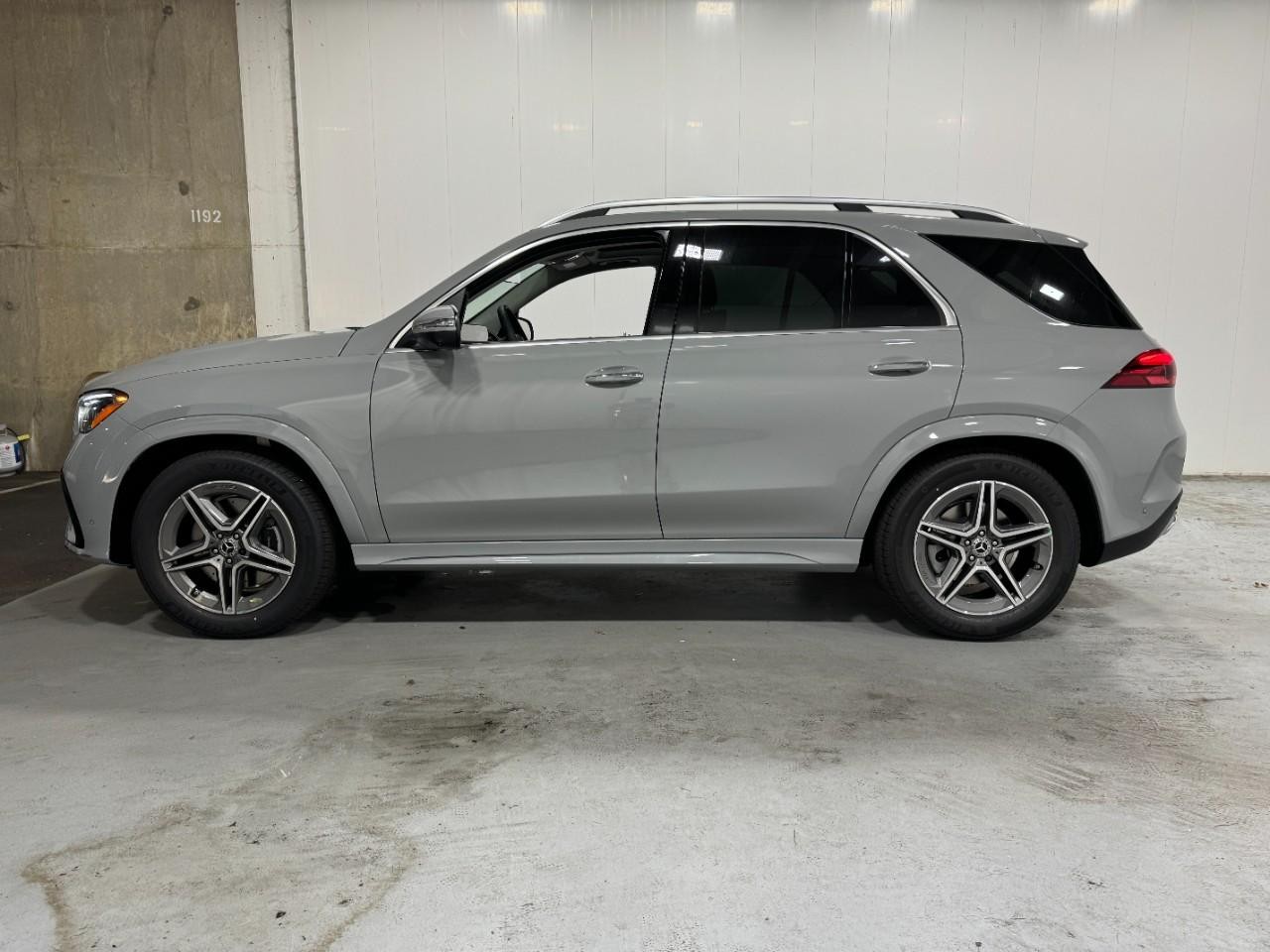 Mercedes-Benz GLE Vehicle Full-screen Gallery Image 2