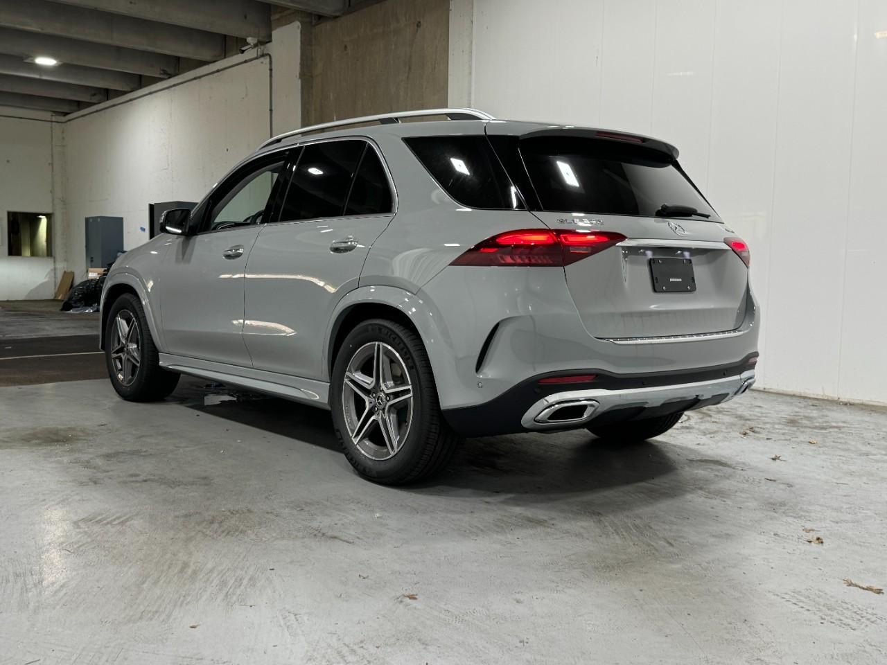 Mercedes-Benz GLE Vehicle Full-screen Gallery Image 3