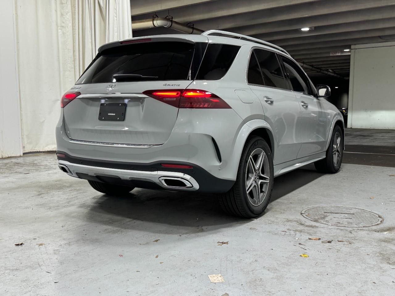 Mercedes-Benz GLE Vehicle Full-screen Gallery Image 4