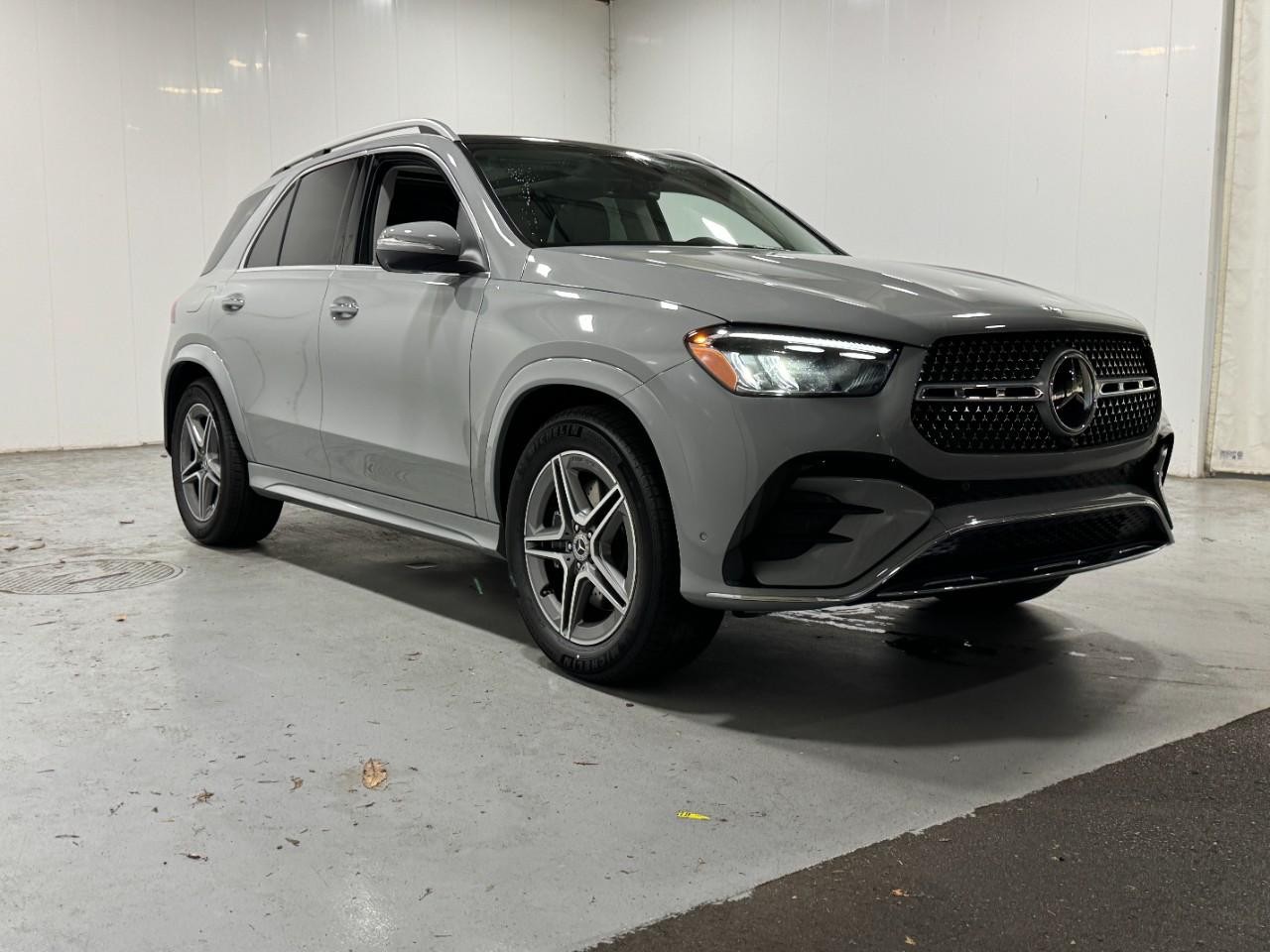 Mercedes-Benz GLE Vehicle Full-screen Gallery Image 6