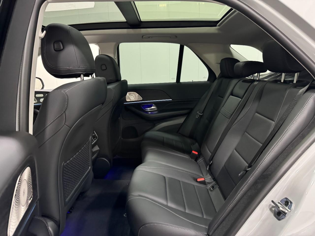 Mercedes-Benz GLE Vehicle Full-screen Gallery Image 8