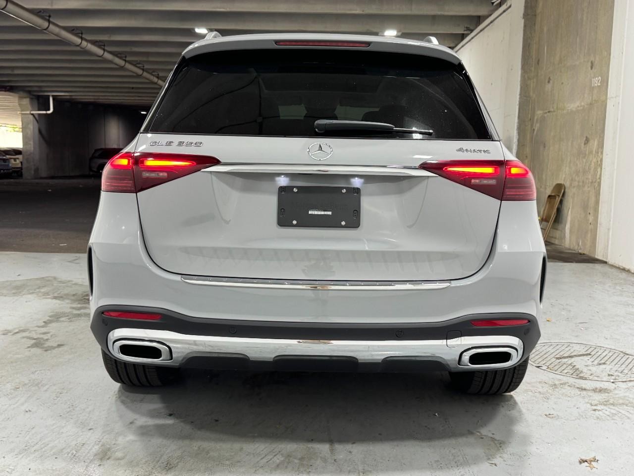 Mercedes-Benz GLE Vehicle Full-screen Gallery Image 9