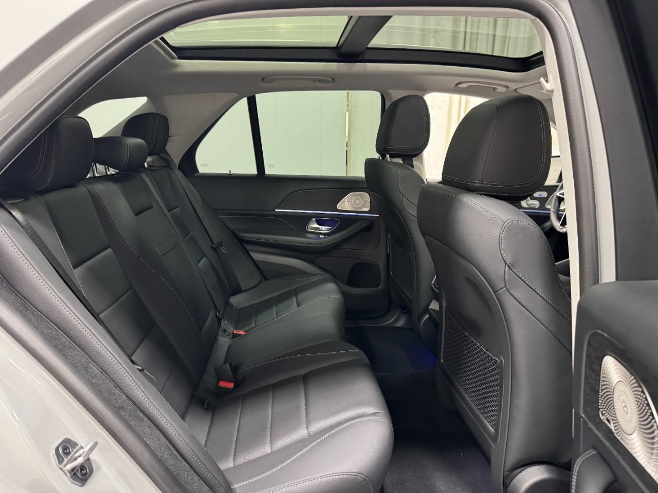 Mercedes-Benz GLE Vehicle Full-screen Gallery Image 10