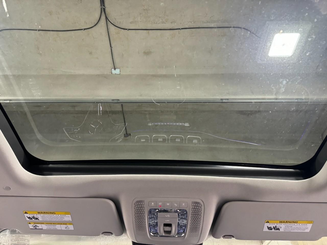 Mercedes-Benz GLE Vehicle Full-screen Gallery Image 11