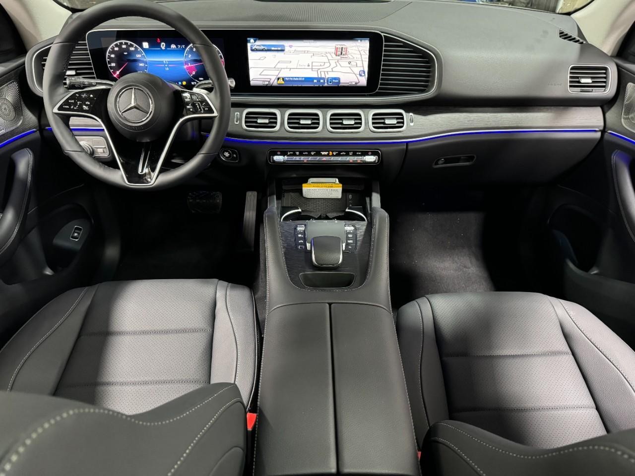 Mercedes-Benz GLE Vehicle Full-screen Gallery Image 12