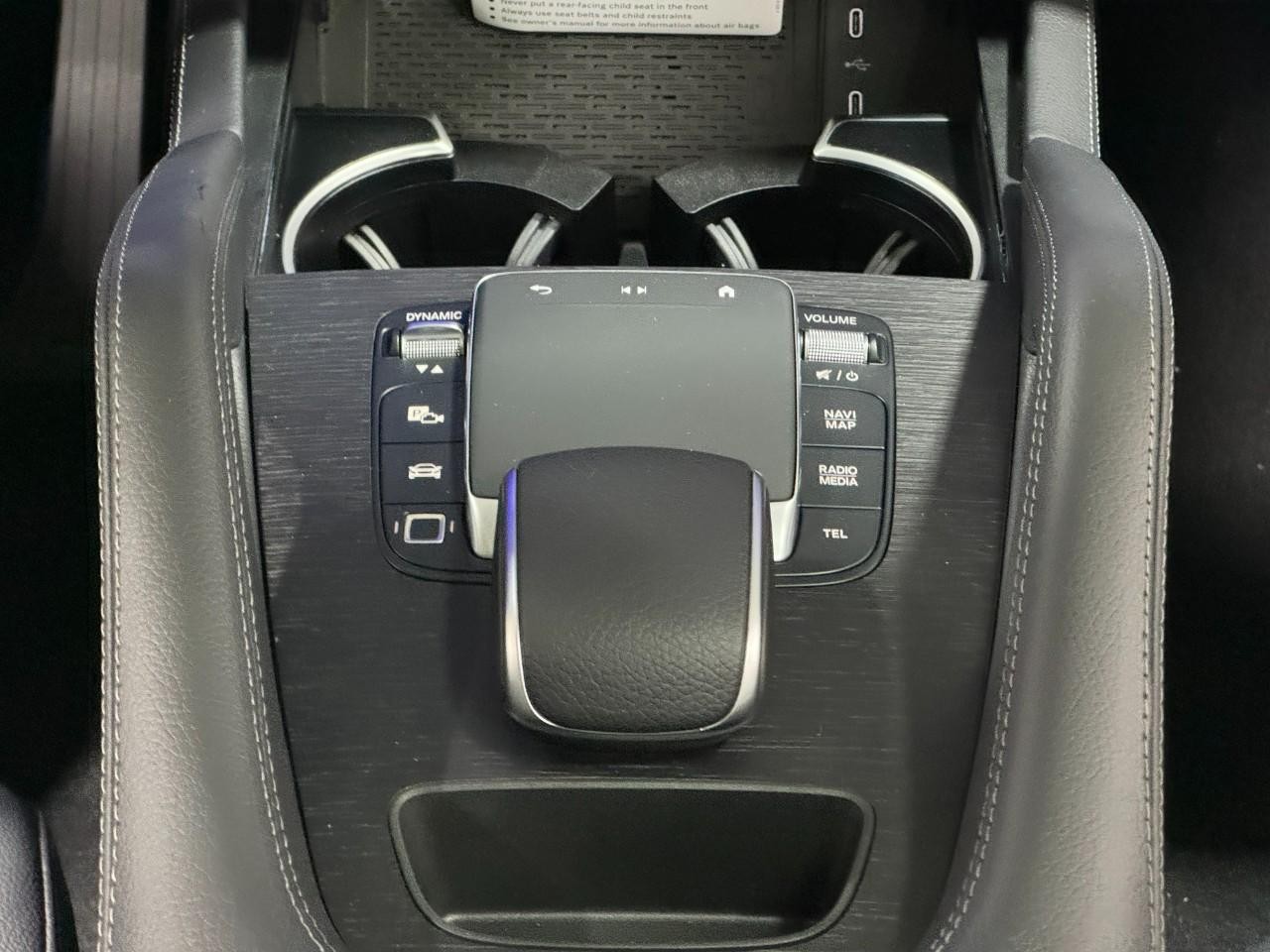 Mercedes-Benz GLE Vehicle Full-screen Gallery Image 16