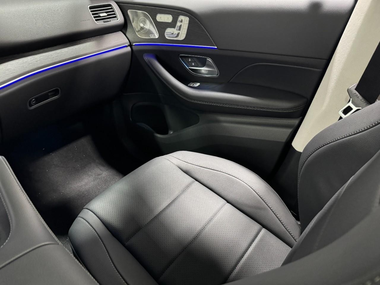 Mercedes-Benz GLE Vehicle Full-screen Gallery Image 17