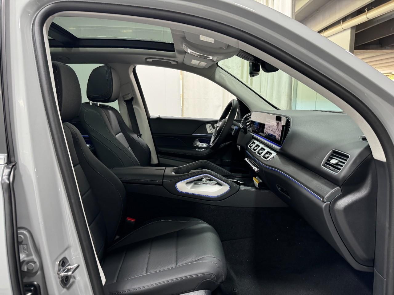 Mercedes-Benz GLE Vehicle Full-screen Gallery Image 18