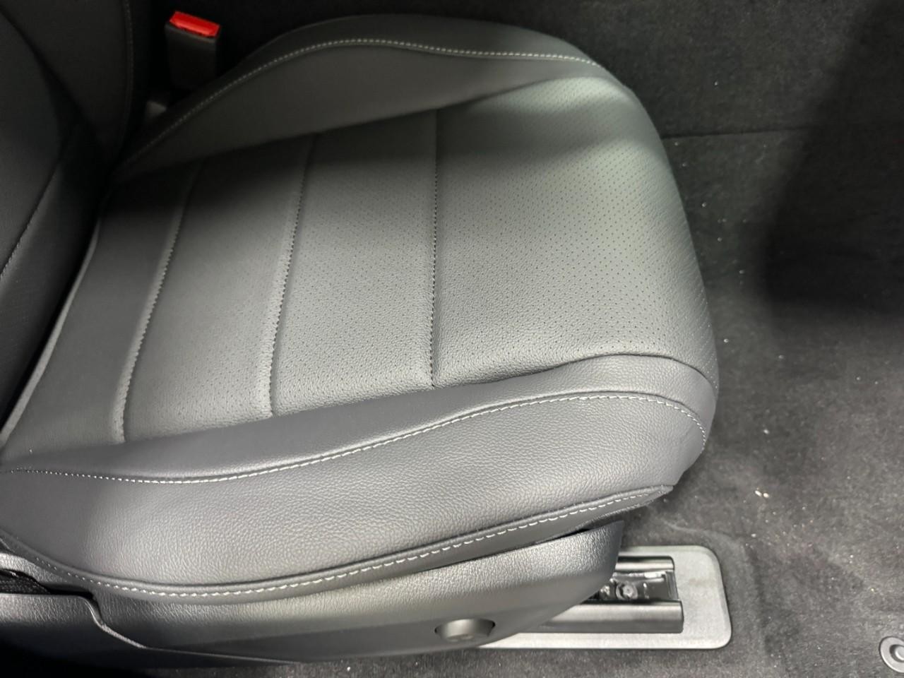 Mercedes-Benz GLE Vehicle Full-screen Gallery Image 19