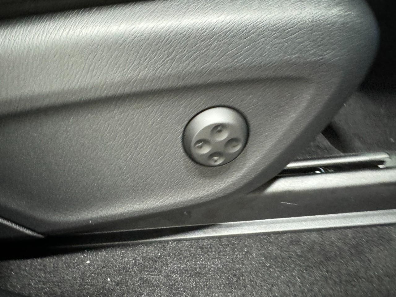 Mercedes-Benz GLE Vehicle Full-screen Gallery Image 20