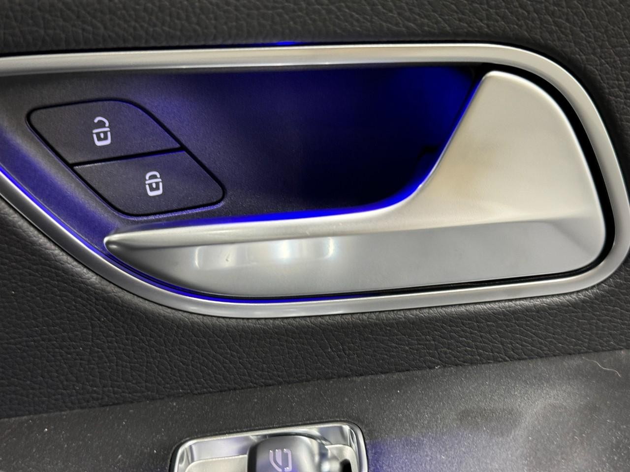 Mercedes-Benz GLE Vehicle Full-screen Gallery Image 22