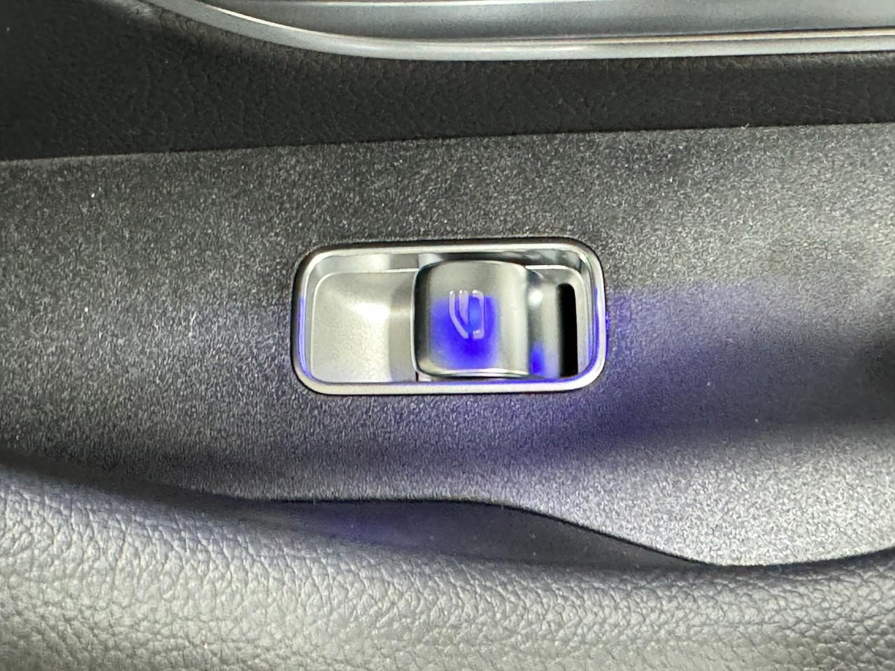 Mercedes-Benz GLE Vehicle Full-screen Gallery Image 23