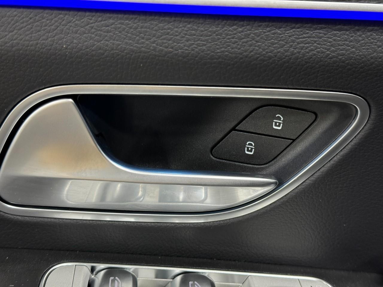 Mercedes-Benz GLE Vehicle Full-screen Gallery Image 26