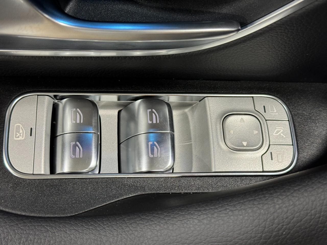 Mercedes-Benz GLE Vehicle Full-screen Gallery Image 27