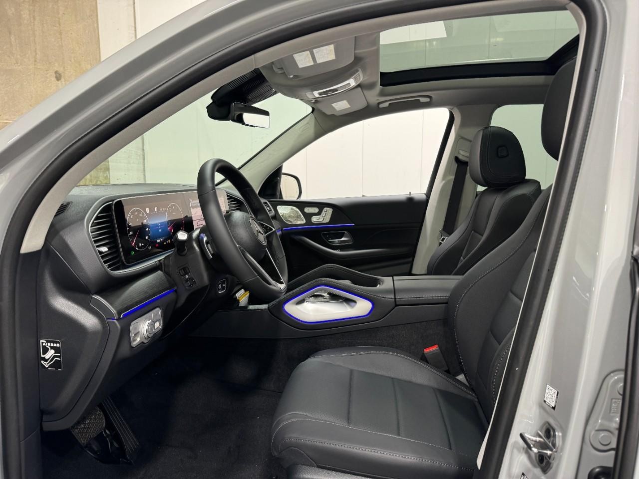 Mercedes-Benz GLE Vehicle Full-screen Gallery Image 29