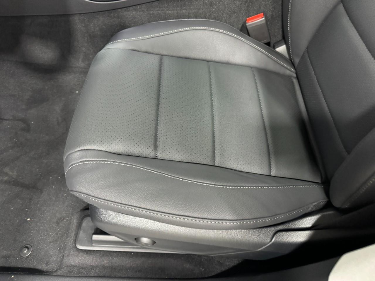 Mercedes-Benz GLE Vehicle Full-screen Gallery Image 30