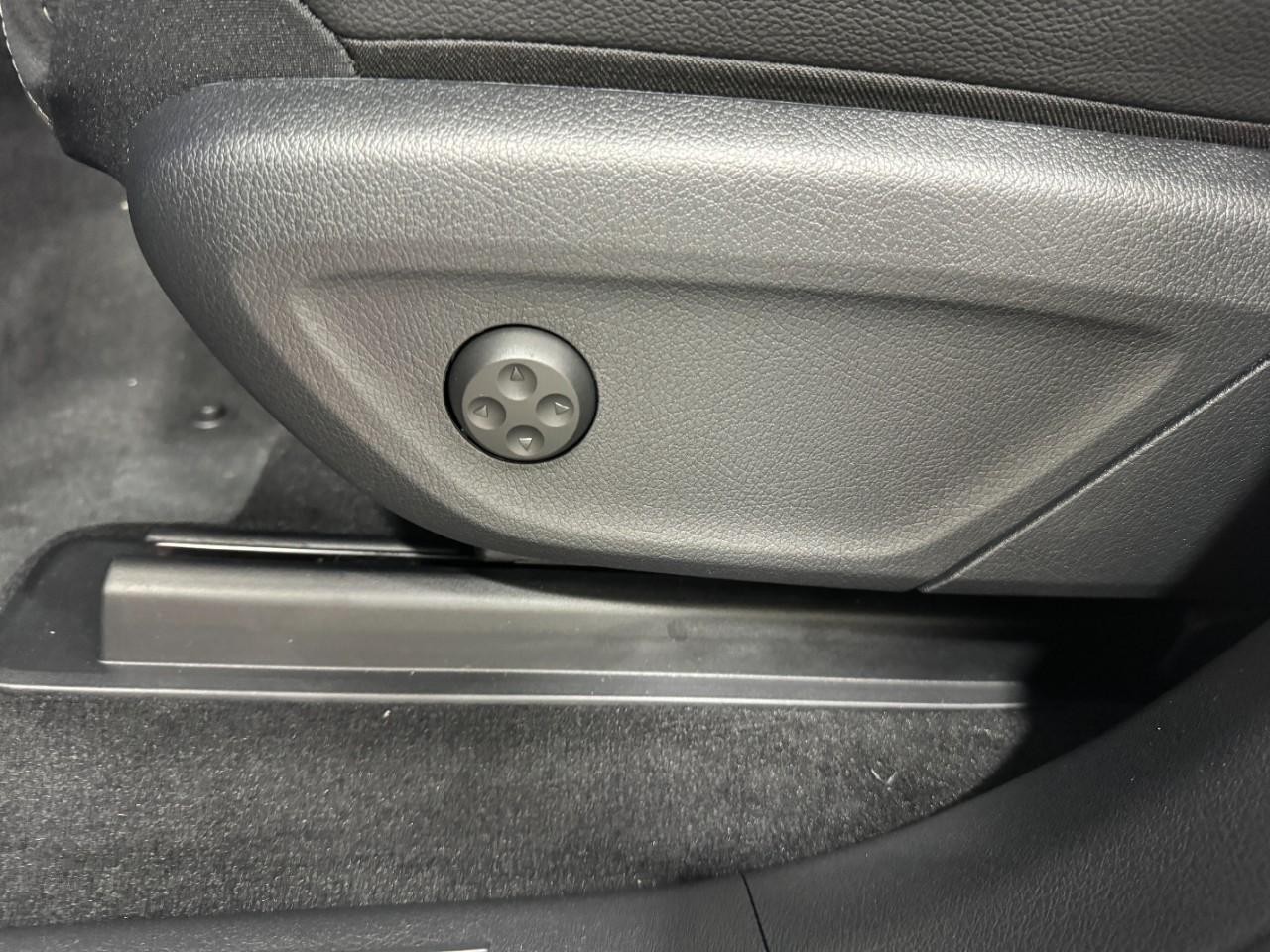 Mercedes-Benz GLE Vehicle Full-screen Gallery Image 31