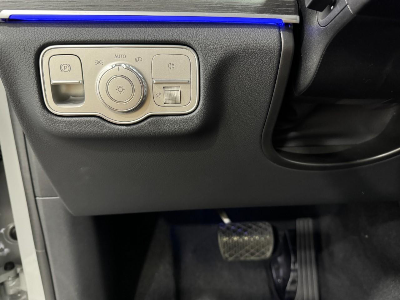 Mercedes-Benz GLE Vehicle Full-screen Gallery Image 32