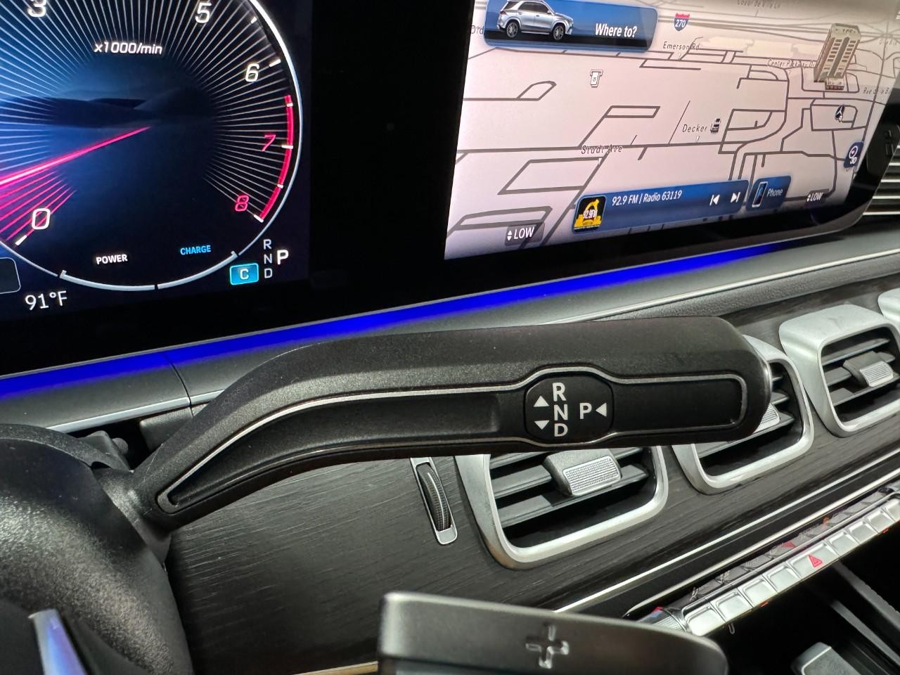 Mercedes-Benz GLE Vehicle Full-screen Gallery Image 36