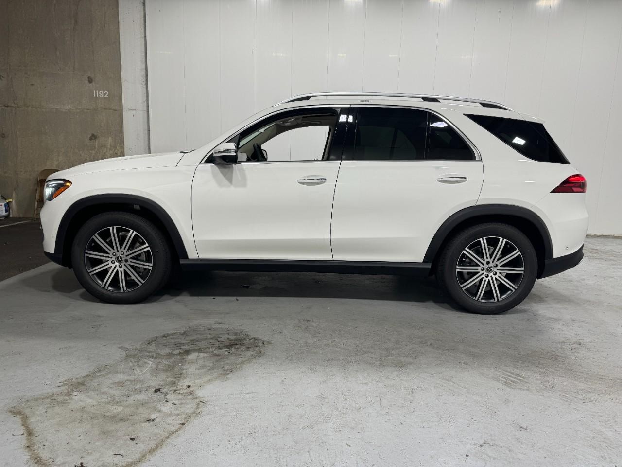 Mercedes-Benz GLE Vehicle Full-screen Gallery Image 2